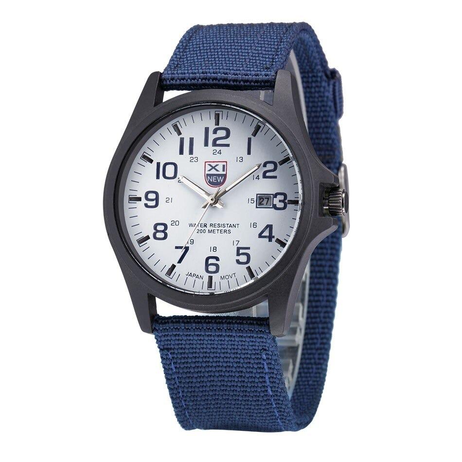 Frontale Ansicht der STURMZEIT Herren-Armbanduhr, robustes Armband und gut ablesbares Zifferblatt.