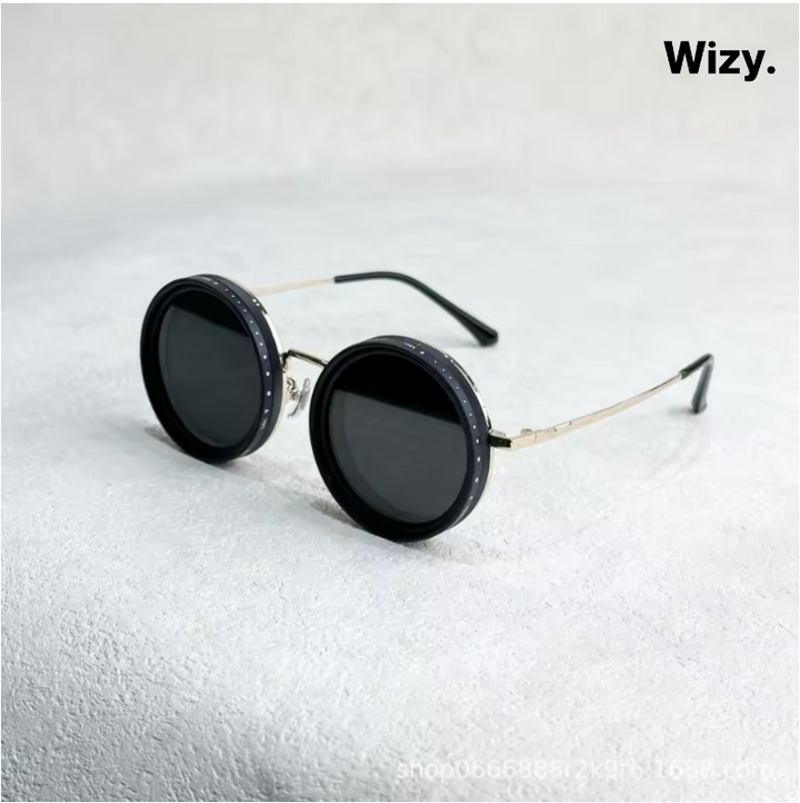 Unisex Sonnenbrille mit dunklen Gläsern, schwarzer Rahmen, UV400 Schutz, ideal für Fashionistas im Sommer.