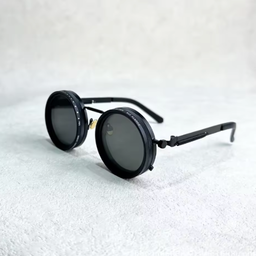 Unisex Sonnenbrille, schwarzer Rahmen mit silbernen Akzenten, UV400 Schutz. Stylisch und augenschützend.