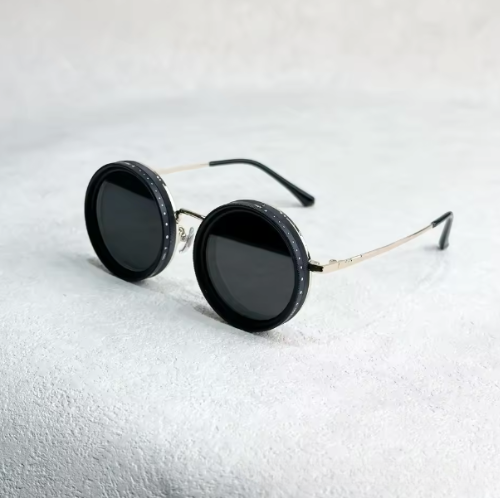 Stylische Unisex Sonnenbrille, goldene Bügel, UV400 Augenschutz. Unverzichtbares Sommer-Accessoire, retro.