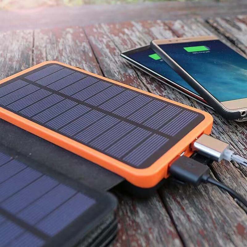Schlankes Design der Solar-Powerbank SunCore mit 4 Klapp-Panels. Kompaktes Outdoor-Handy-Ladegerät.