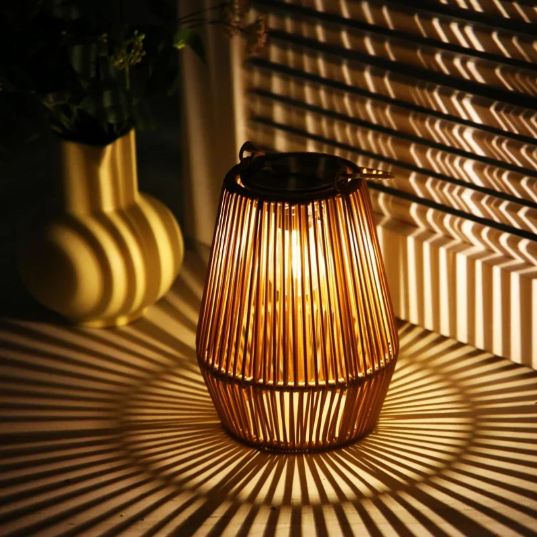 SunWeave Solar-Gartenlaterne handgefertigt aus Rattan, LED-Außenbeleuchtung für Garten & Terrasse.