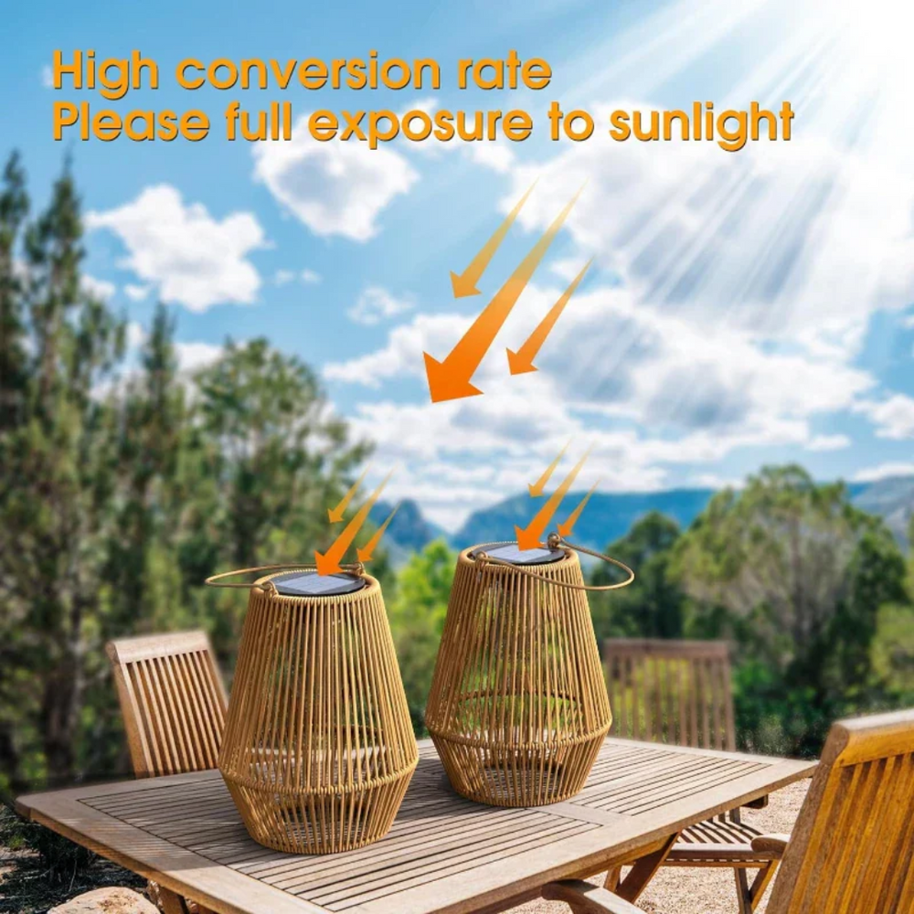 Magische SunWeave Solar-Gartenlaterne beleuchtet einen Weg im Garten; wetterfeste LED-Leuchte aus Rattan.