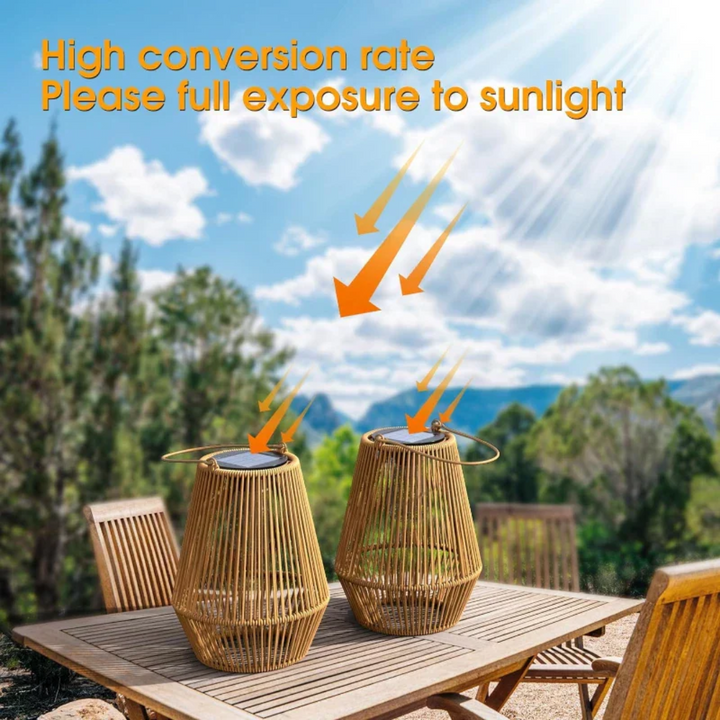 Magische SunWeave Solar-Gartenlaterne beleuchtet einen Weg im Garten; wetterfeste LED-Leuchte aus Rattan.