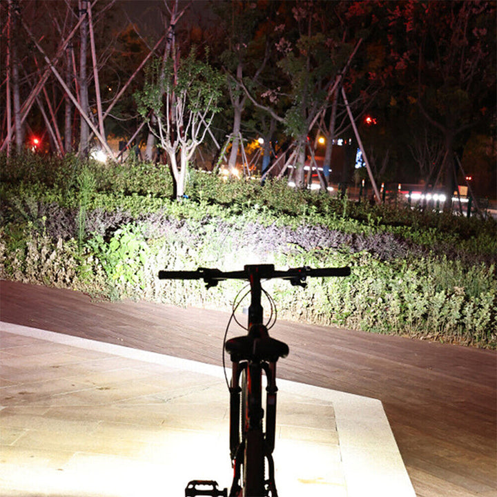 Helles Fahrradlicht für klare Sicht bei Nacht. Wasserdichte LED-Fahrradlampe, USB-aufladbar, für Sicherheit.
