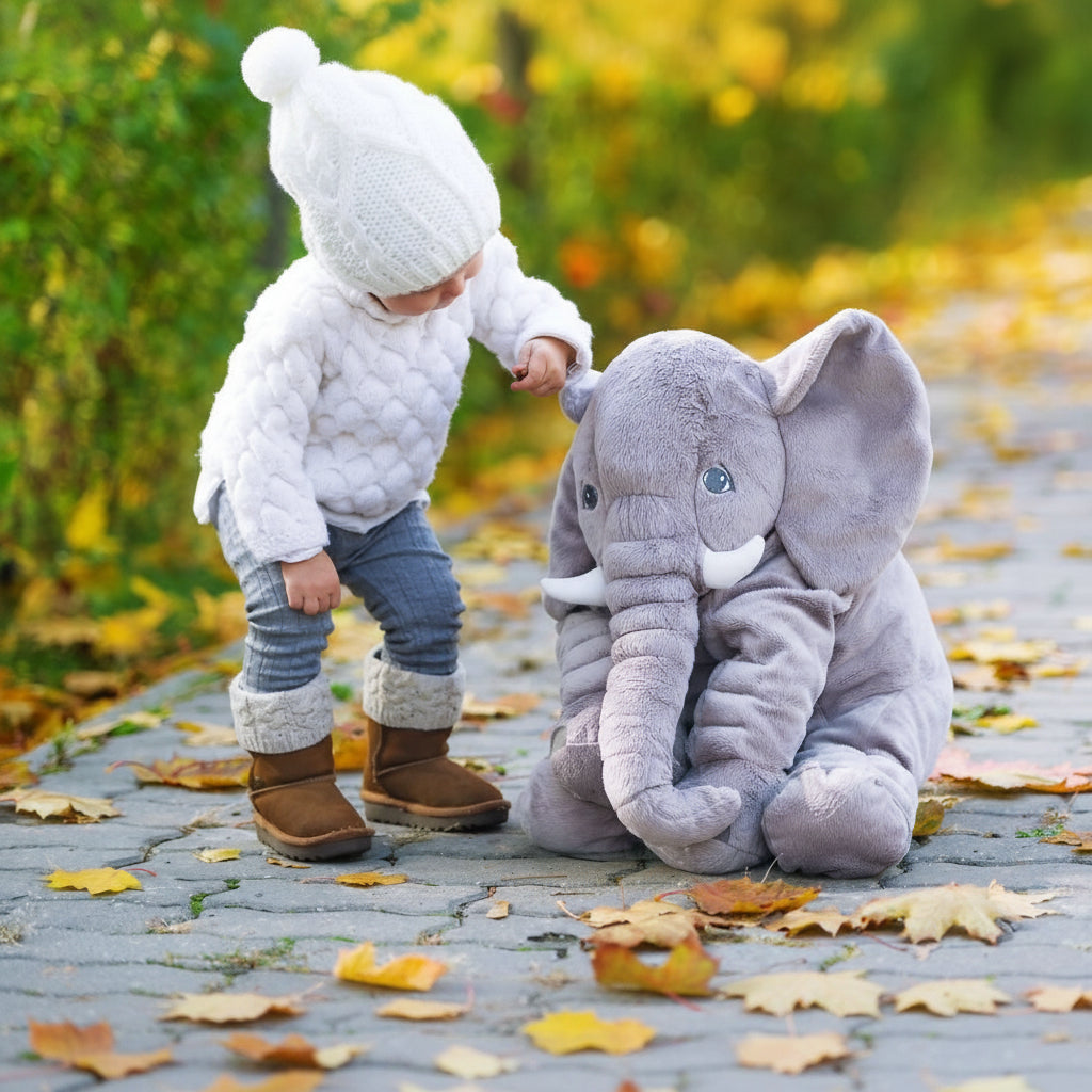 Graues Elefant Kuschelkissen aus superweichem Plüsch, ideal als Schlafkissen & Kinderspielzeug.