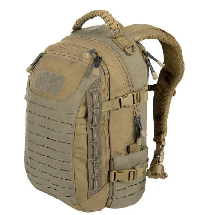 Voll beladener, taktischer 30L Rucksack für Camping und Trekking, zeigt kompakte Größe und Funktionalität.