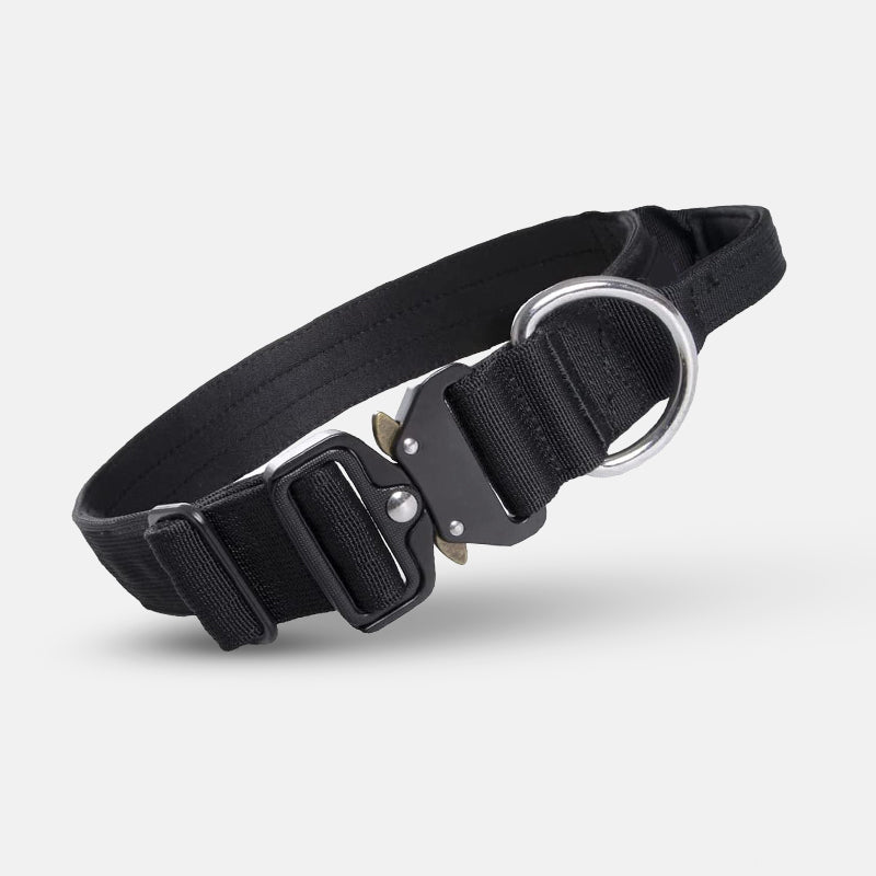 Schwarzes taktisches Hundehalsband mit PowerGrip Kontrollgriff, für starke Hunde und effektive Leinenführung.