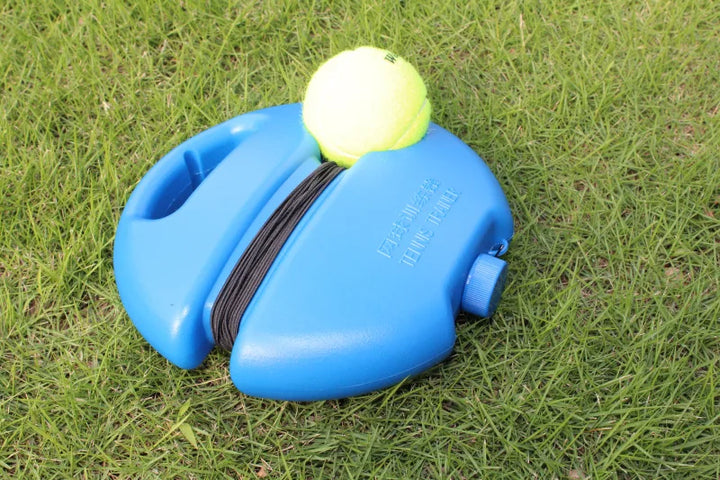 Tennisball an elastischem Seil. Trainingshilfe zur konstanten Wiederholung von Schlägen & Verbesserung der Technik.