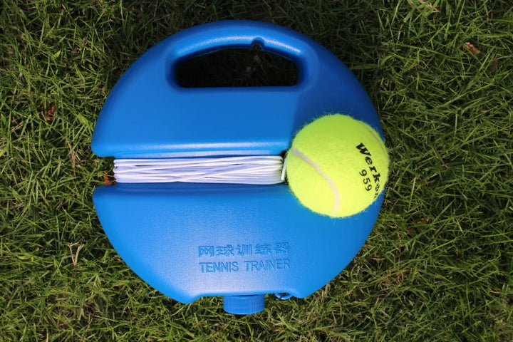 Elternteil trainiert Tennis Schlagtechnik mit mobilem Set im Garten. Ideal für Ausdauer- & Reflexübungen daheim.