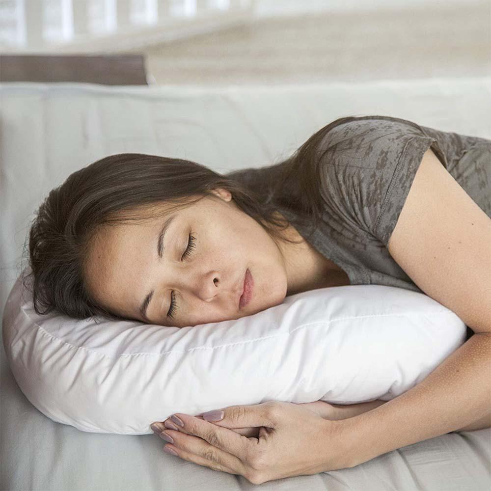 Orthopädisches Kissen für Seitenschläfer, lindert Nacken- und Rückenschmerzen effektiv.