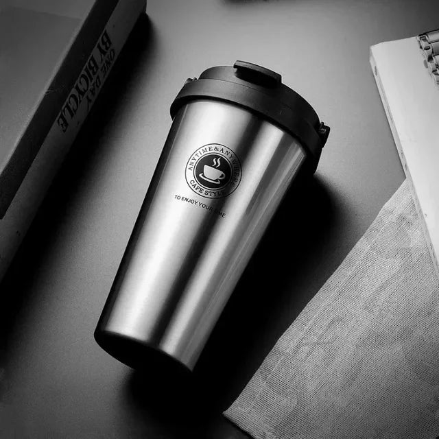 Auslaufsicherer ThermaSip Reisebecher 500ml, perfekt für warme Getränke wie Kaffee und kalte Erfrischungen.