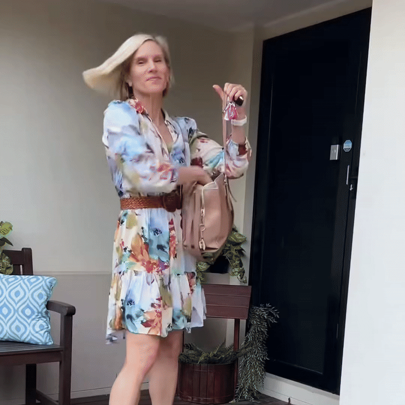 Frau stylt kurzes Haar mit der thermischen Warmluftbürste für mehr Volumen und seidigen Glanz.