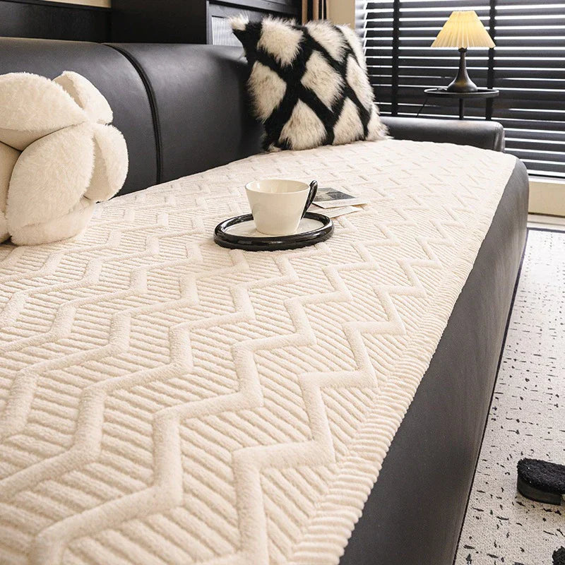 Tierfreundlicher Velours Sofabezug, rutschfest & waschbar, schützt Möbel im Wohnzimmer.