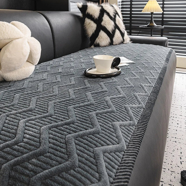 Rutschfester Velours Sofaschutz in Grau, schützt Sofa vor Krallen & Schmutz von Haustieren.