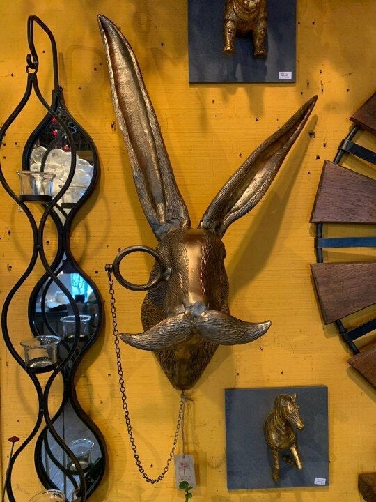Moderne Tierkopf Wanddekoration, Kunstharz, perfekt als humorvolle Wandkunst im Wohnzimmer.