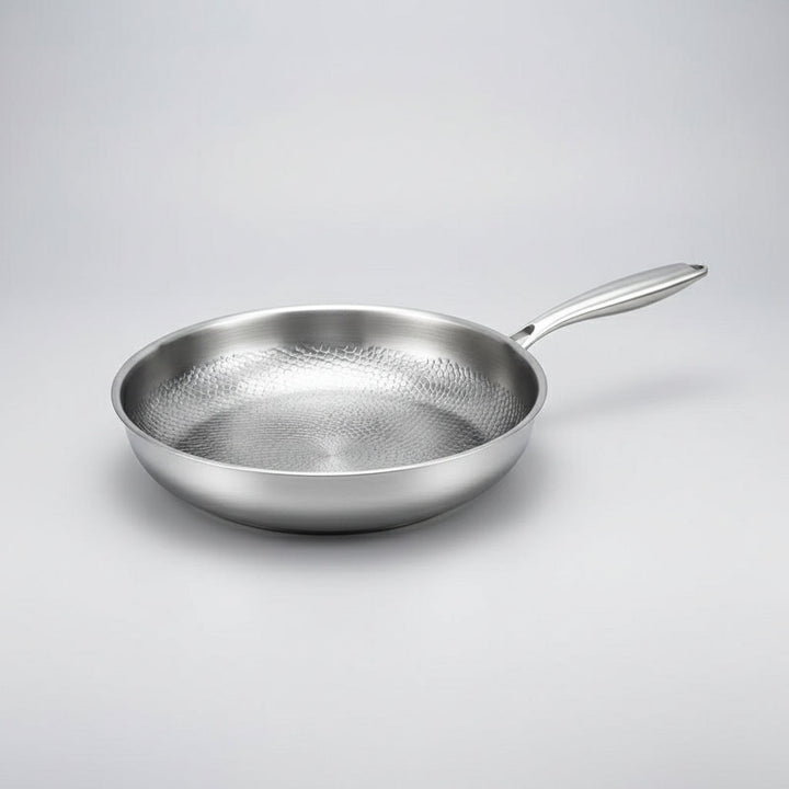 Vielseitige Antihaft-Bratpfanne, induktionsfähig, aus gehämmerter Titan-Legierung für jede Mahlzeit.