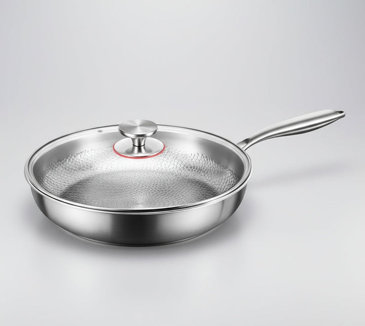 Premium gehämmerte Titan-Bratpfanne, antihaft und induktionsfähig, für stilvolles Kochen im Haushalt.