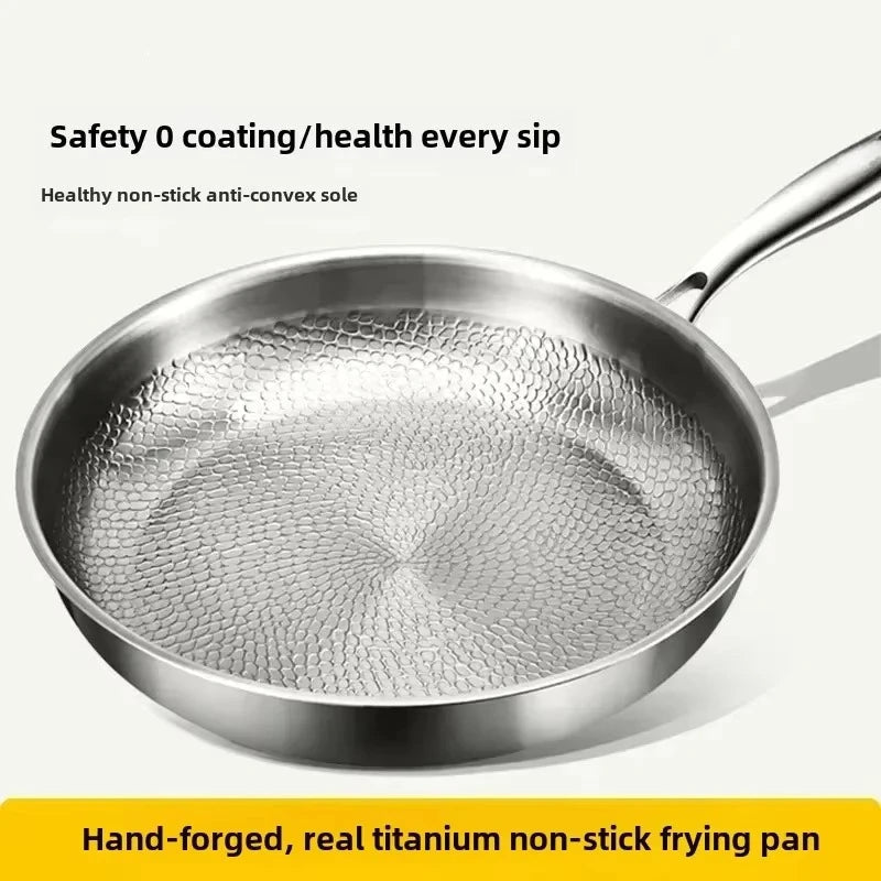 Elegante gehämmerte Titanpfanne, antihaftbeschichtet, perfekt für Induktion und vielseitiges Kochen.