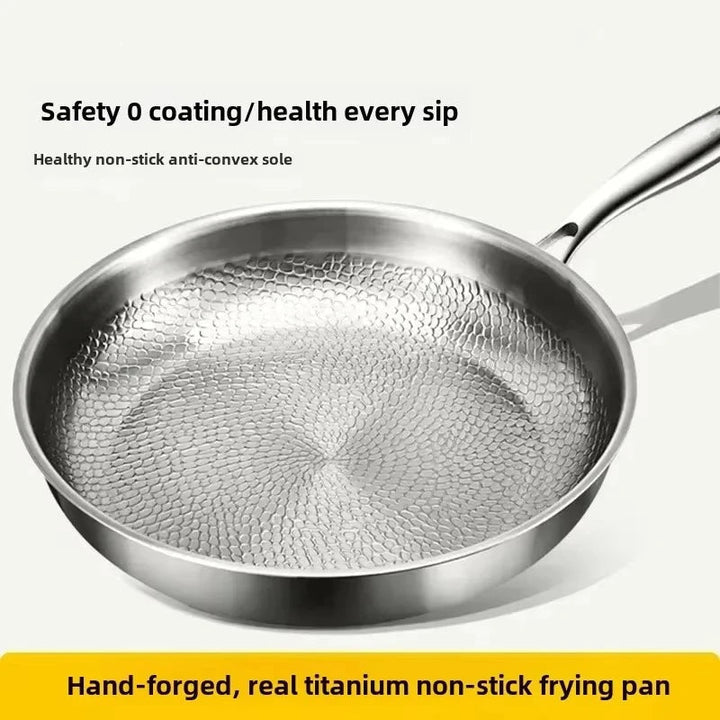 Elegante gehämmerte Titanpfanne, antihaftbeschichtet, perfekt für Induktion und vielseitiges Kochen.