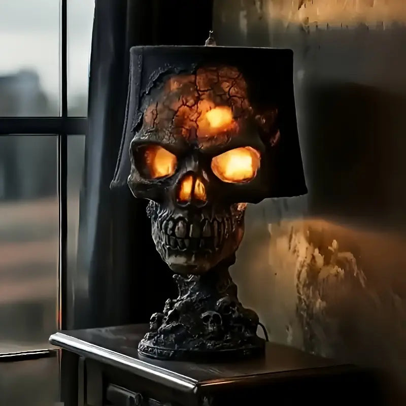 Totenkopf Lavalampe mit rot-orangem Wachs und Kunstharz-Schädel, ideal für mystische Gothic-Dekoration.
