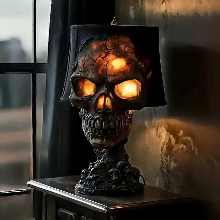 Totenkopf Lavalampe mit rot-orangem Wachs und Kunstharz-Schädel, ideal für mystische Gothic-Dekoration.
