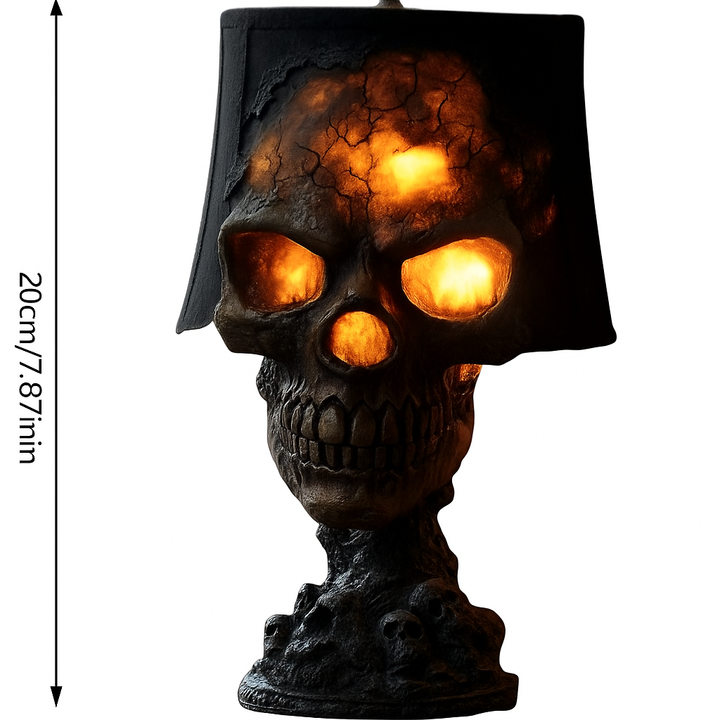 Detailreiche Totenkopf-Lavalampe aus Kunstharz, erzeugt faszinierendes rot-oranges Stimmungslicht.