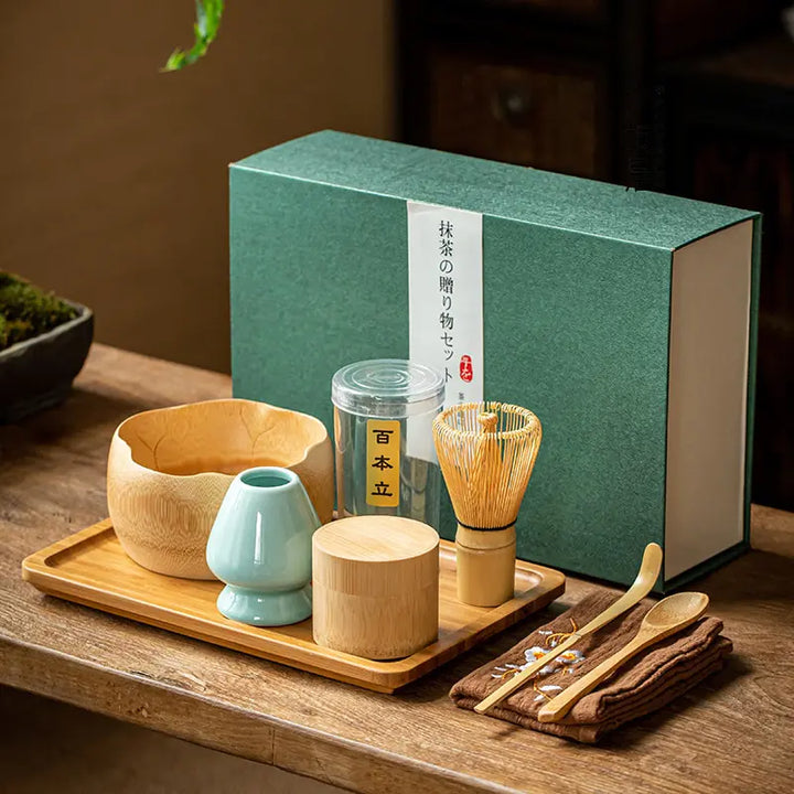 Traditionelles Matcha Geschenkset mit japanischem Teezubehör für authentischen Teegenuss & Achtsamkeit.