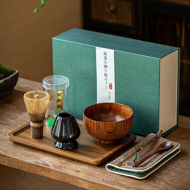 Detailansicht der traditionellen japanischen Keramik Matchaschale (Chawan) im Geschenkset.