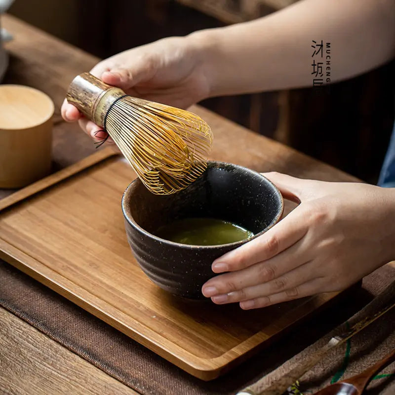 Traditioneller Bambuslöffel (Chashaku) zum Dosieren von Matcha Pulver für die japanische Teezeremonie.