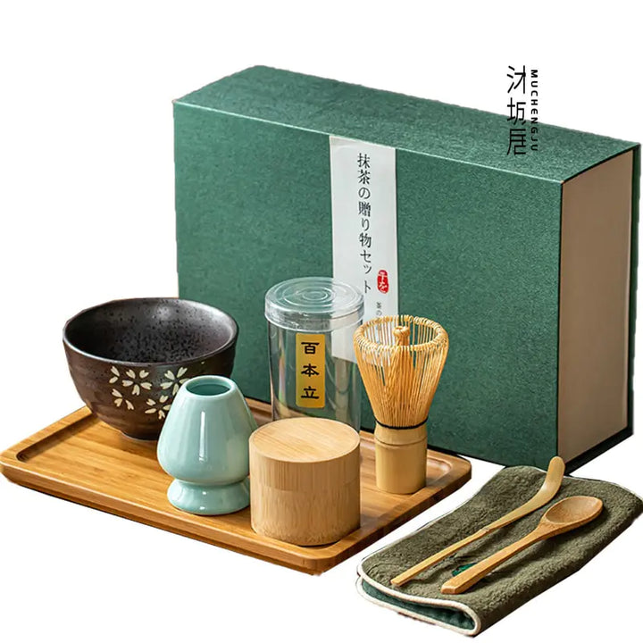 Feines Bio Matcha Pulver für grünen Tee, ideal für entspannenden Teegenuss im japanischen Geschenkset.