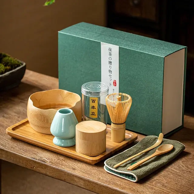 Achtsame Matcha Teezeremonie mit traditionellem Zubehör: Bambusbesen & Keramikschale.