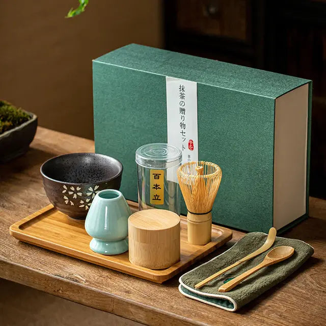 Fertiger grüner Matcha Tee in traditioneller Keramikschale, bereit für den achtsamen Genuss.