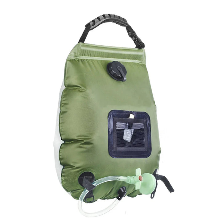 Gefüllte 20L Solardusche in Outdoor-Umgebung. Zuverlässige Quelle für warmes Wasser beim Zelten.