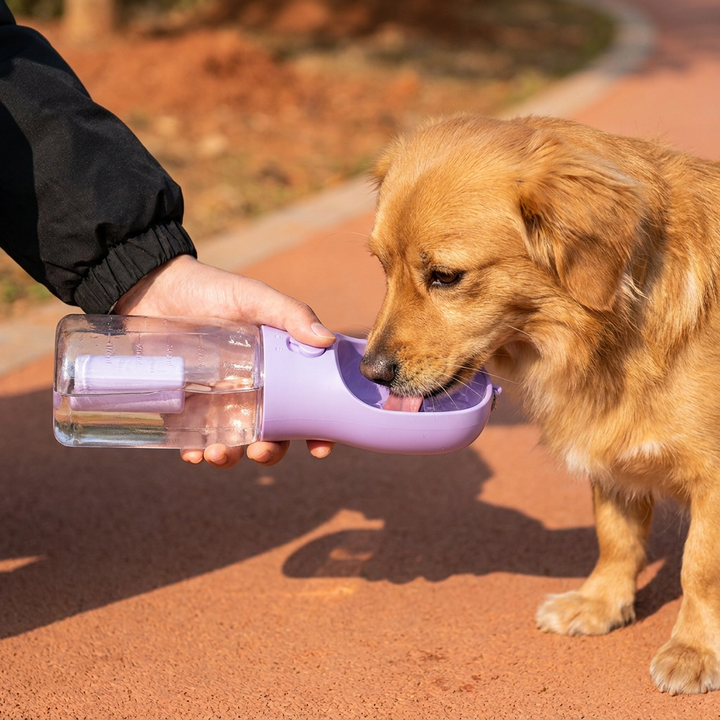 Vielseitige Hundewasserflasche mit integriertem Futterbehälter & Kotbeutelspender. Unverzichtbar für Spaziergänge.