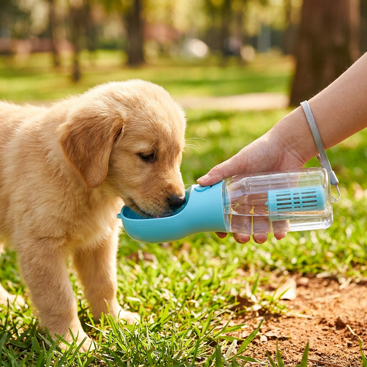 Hundereiseflasche mit Trinknapf, Futterbehälter & Kotbeutelhalter. Alles für den Hund auf Reisen & Ausflügen.