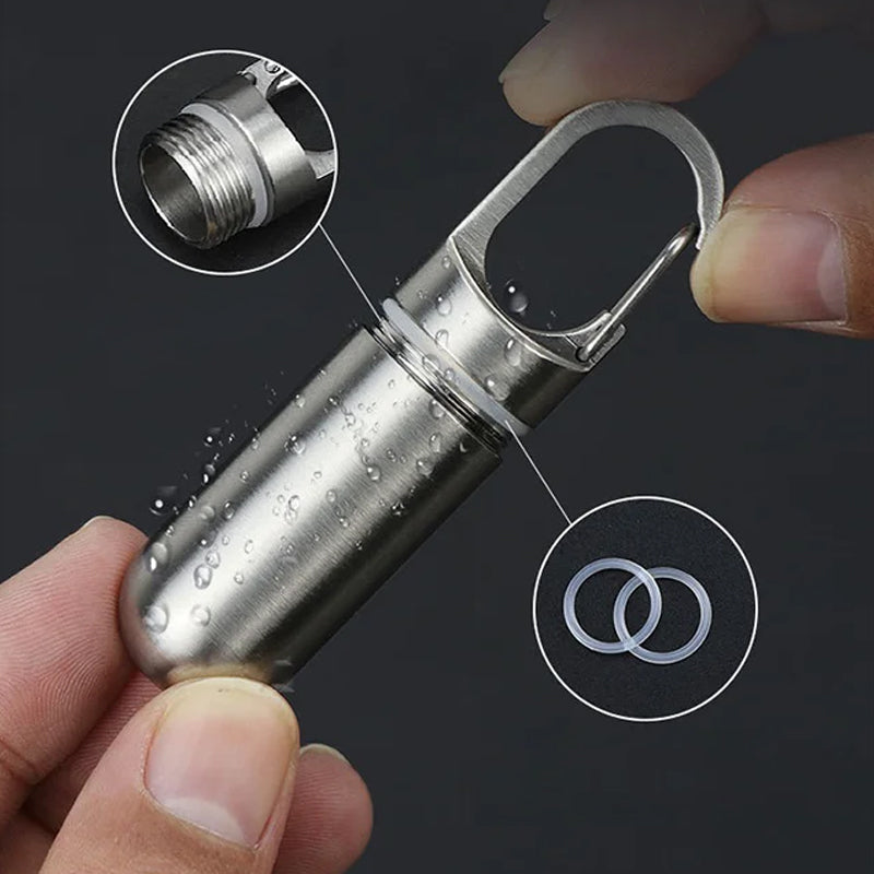 Praktische Pillendose aus Edelstahl mit Schlüsselring, ideal für Tabletten auf Reisen.