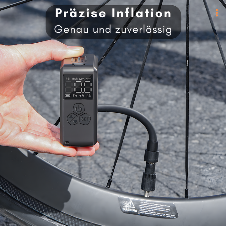 Detailansicht der PowerPump Mini: Digitale Anzeige und Bedienelemente für präzisen Luftdruck. Vielseitige Minipumpe.