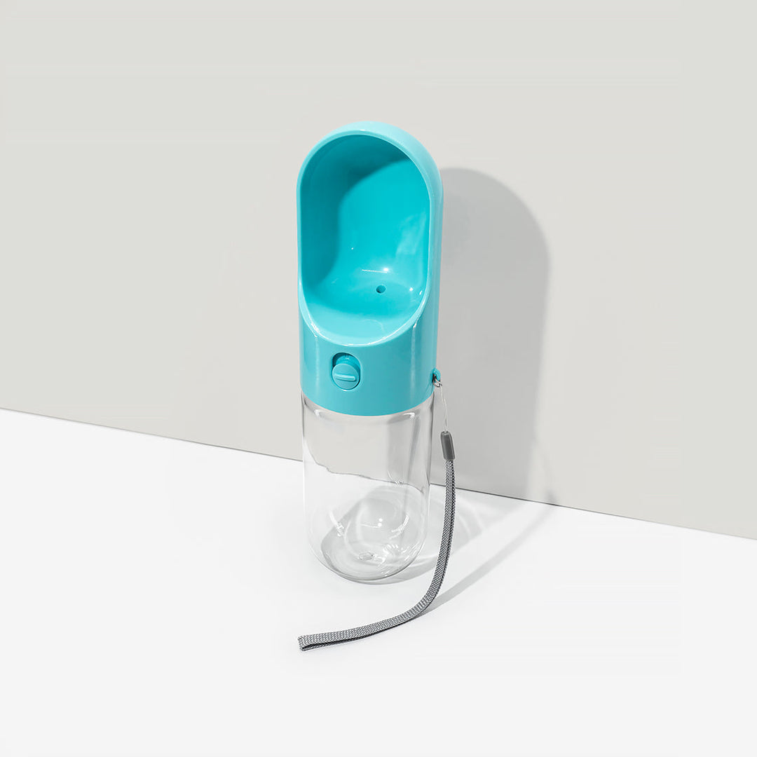 Must-have Hunde Zubehör: Tragbare Wasserflasche für aktive Hunde. Hält Ihren Vierbeiner hydriert beim Sport.