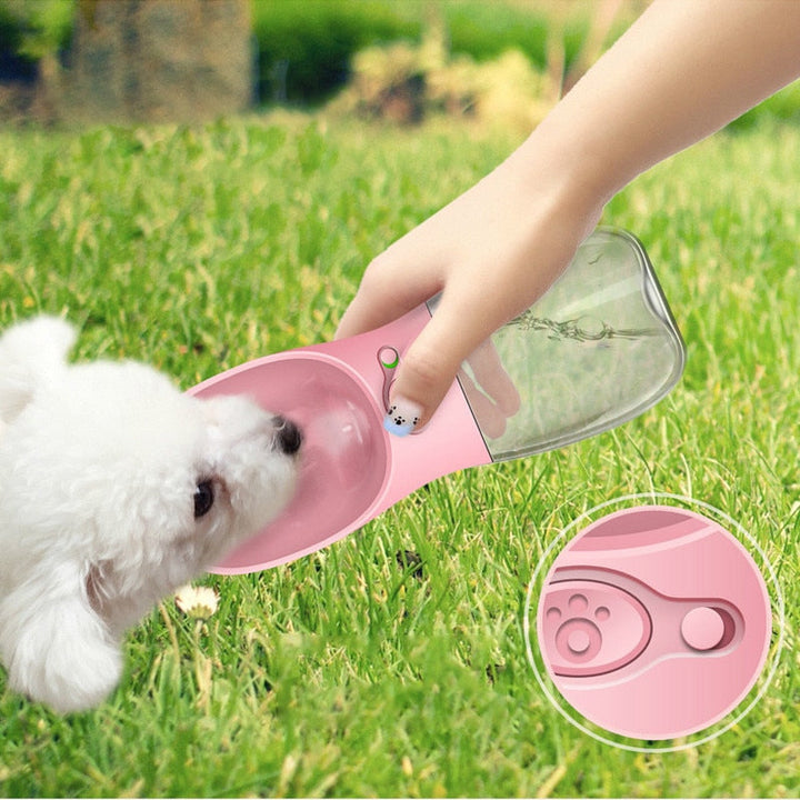 Praktische Reise-Hundewasserflasche mit integriertem Trinknapf für einfaches Trinken unterwegs.