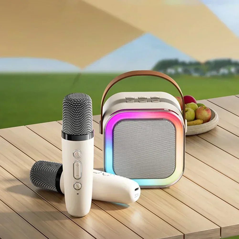 Karaoke-Set mit zwei kabellosen Mikrofonen, integriertem Lautsprecher & dynamischem RGB-Lichteffekt.
