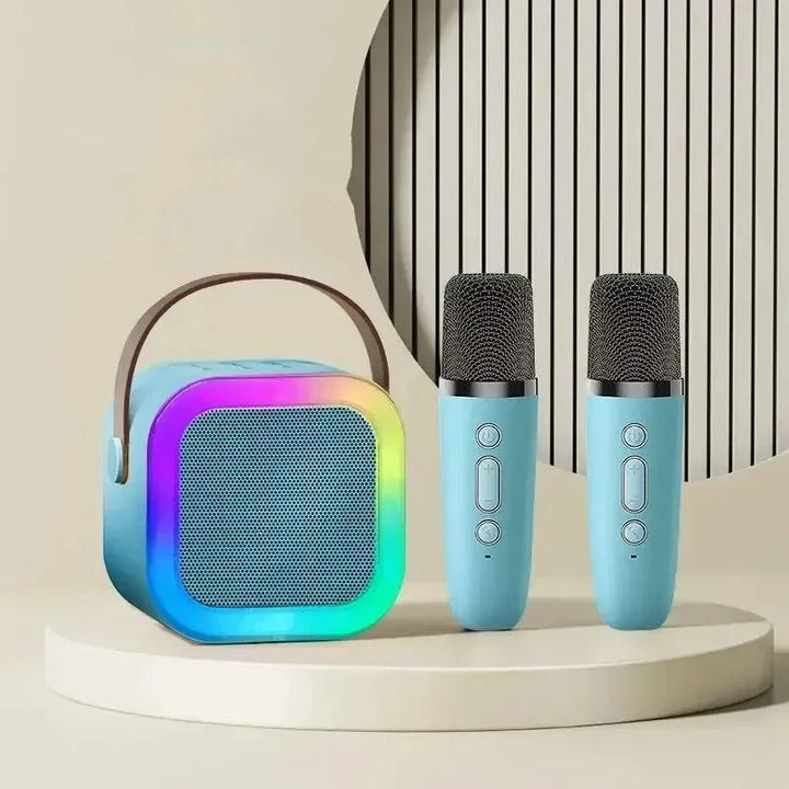 Detailansicht der tragbaren Karaoke-Maschine mit Bedienelementen, Display und RGB-Lichteffekten.