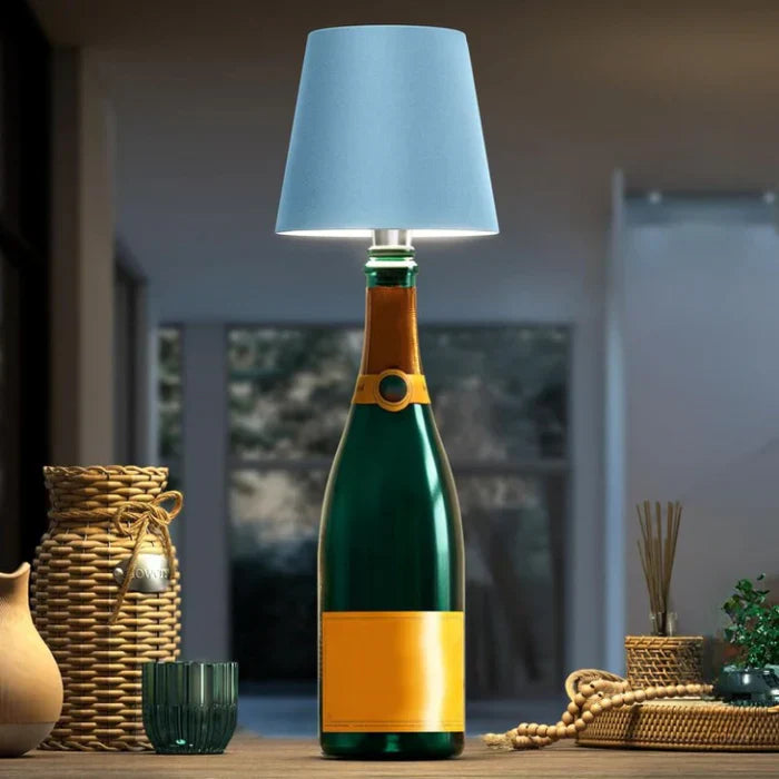 Tragbare LED Flaschenlampe, dimmbar, kabellos, ideal für gemütliches Ambiente drinnen & draußen.