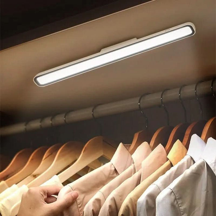 Moderne kabellose LED-Lichtleiste für Notlicht, Camping & stimmungsvolle Innenbeleuchtung.