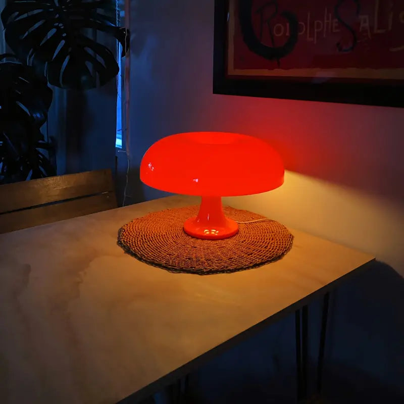Futuristische Pilzlampe, LED-Technologie, kabellos und tragbar, für moderne Inneneinrichtung.