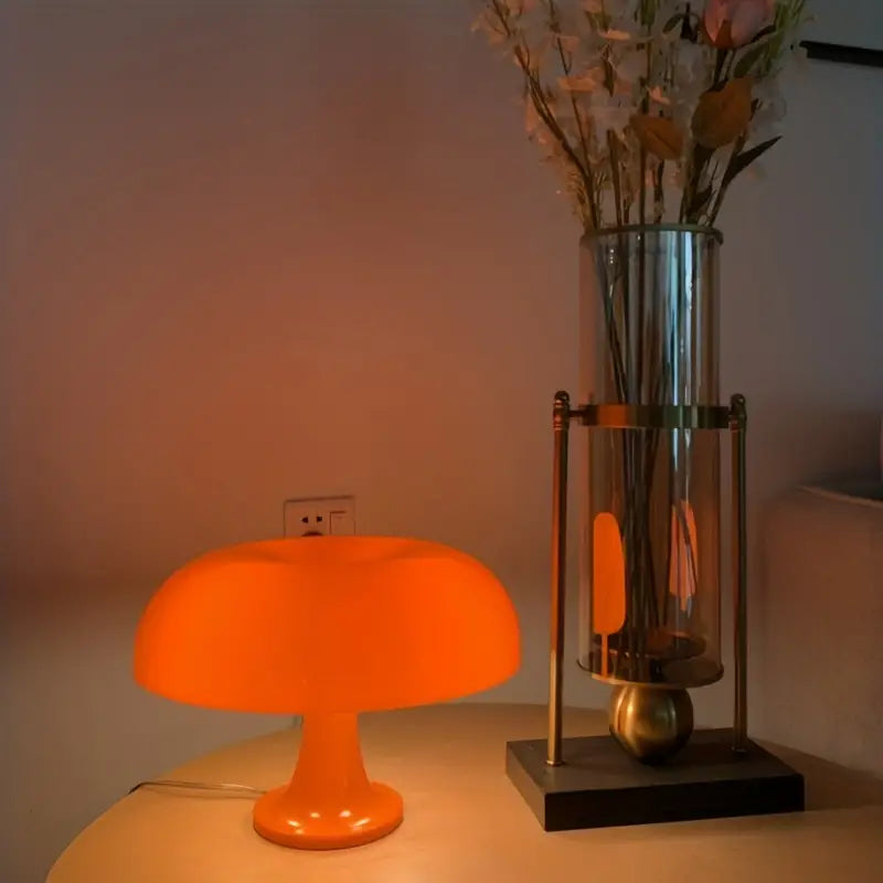 Moderne, tragbare LED Pilz-Dekolampe für Ambiente im Wohnzimmer oder Schlafzimmer.