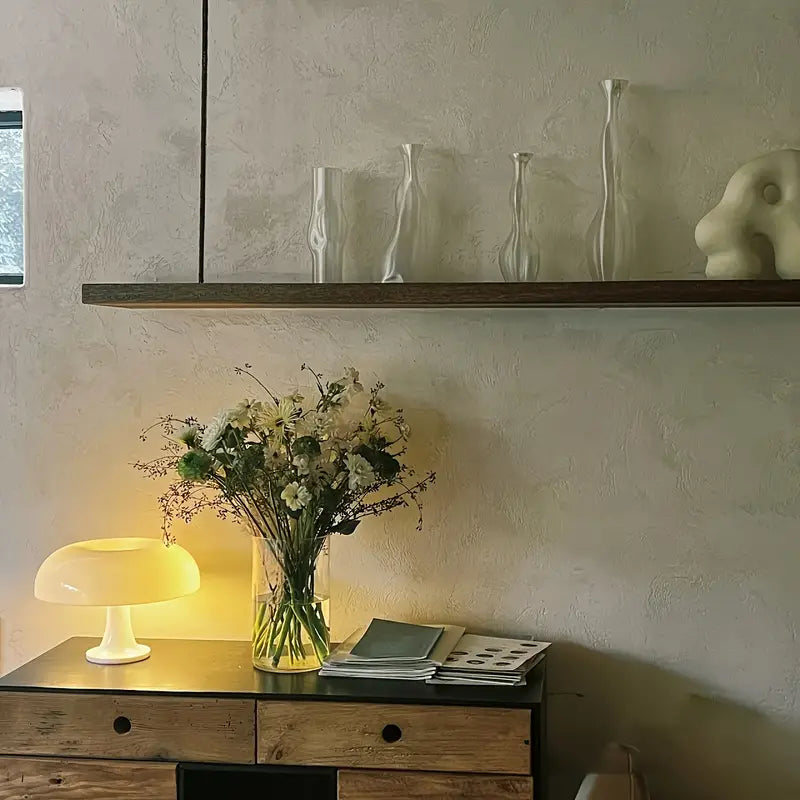 Elegante Pilz-Tischlampe mit LED-Beleuchtung, kabellos und touch-dimmbar für jedes Ambiente.