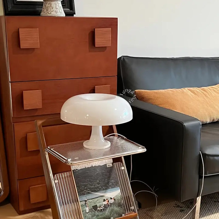 Vielseitige LED Pilzlampe, tragbar, ideal als Nachttisch- oder Stimmungslicht im Raum.