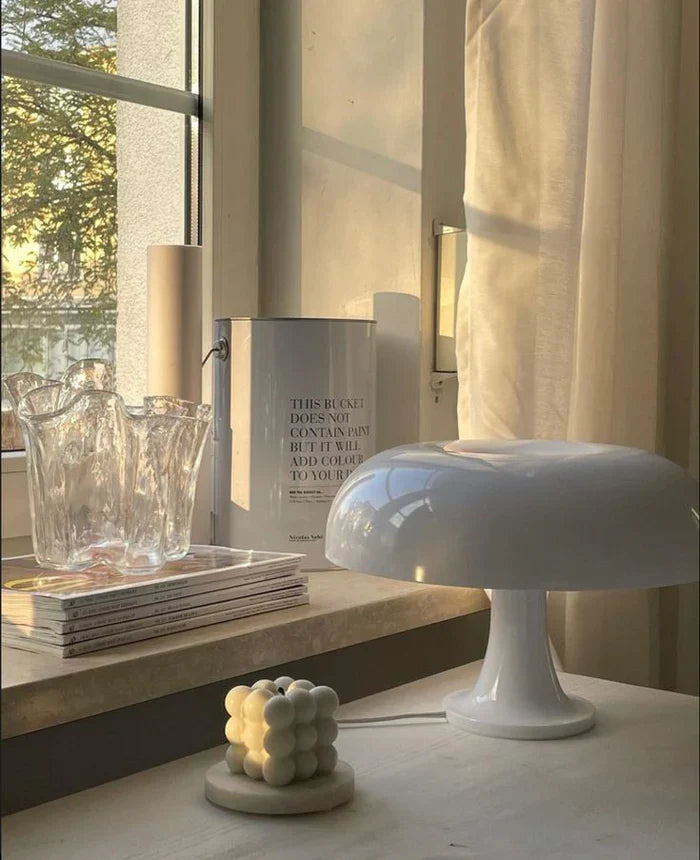 Tragbare LED Pilz-Tischlampe mit Touch-Dimmer, ideal als Nachttisch- oder Wohnzimmerlampe.