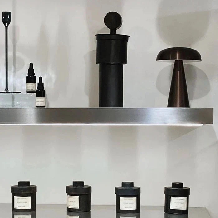 Gemütliche Ambiente LED Pilzlampe, dimmbar, kabellos, goldene Metall Tischlampe für stilvolles Zuhause.